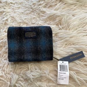 Pendleton accordion wallet NWT 5”x3 3/4” black and blue ombré